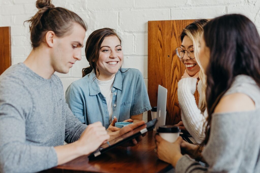 4 mensen in gesprek